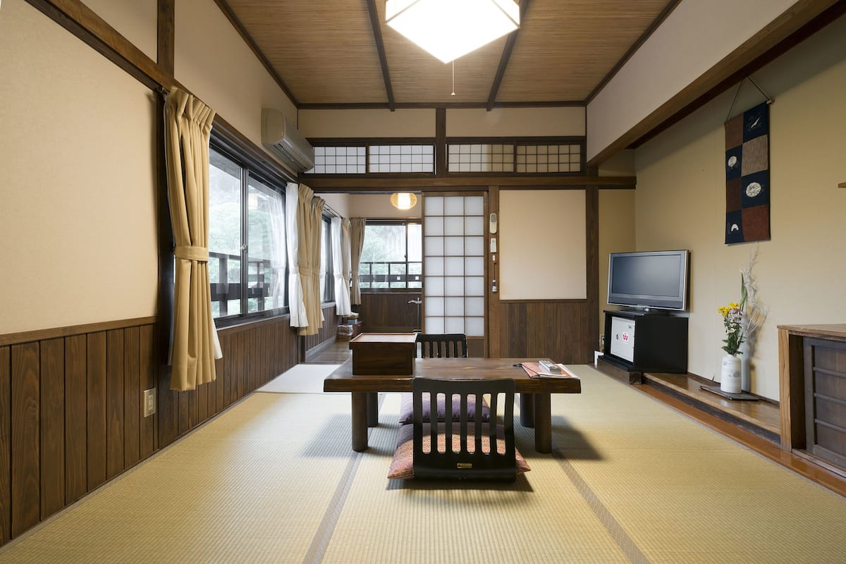 Traditional-Zimmer, Gemeinschaftsbad (Japanese Style,  Wooden Floor) | Wohnbereich | 19-Zoll-Flachbildfernseher mit Digitalempfang, Fernseher