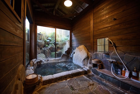 Hot springs. Yunohira Onsen Ryokan Kamiyanagiya