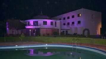 Fachada de la propiedad por la tarde o noche