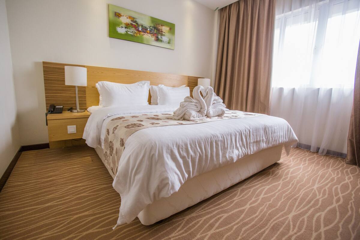 deluxe king room | in-room safe, desk, blackout curtains, soundproofing