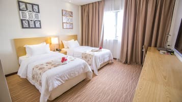 Superior Twin Room | Peti besi dalam bilik, meja, langsir/tirai gelap terus, kalis bunyi