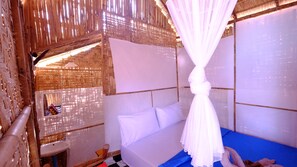 Beach Front Bamboo Cottage with Fan | Camas supletorias y wifi gratis