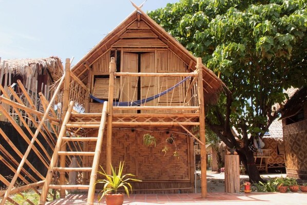 A bamboo structure with a thatched roof, a ladder, and a hammock. - Captain Yut's Bungalow (Koh Lipe)