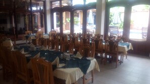 供應早餐、午餐和晚餐，國際料理