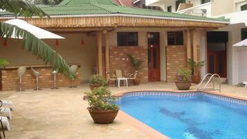 Piscine extérieure, parasols de plage, chaises longues