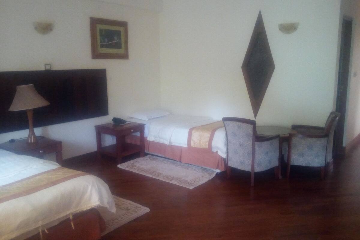 Twin Room | Desk, free cots/infant beds
