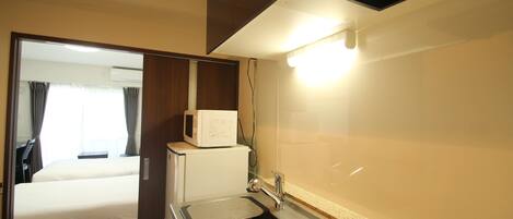 Standard Twin Room | Private kitchenette | Fridge, microwave, electric kettle