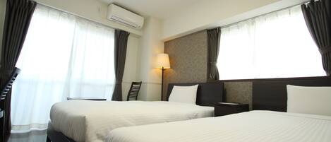 Standard Twin Room | Living room | Flat-screen TV, DVD player