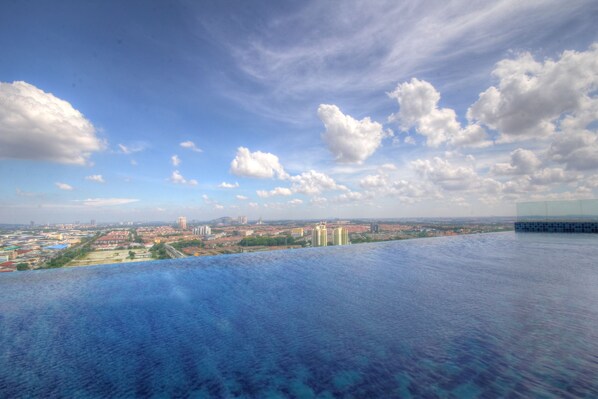 Outdoor pool - Damen A1713A (Subang Jaya)