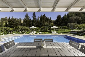 Piscina all'aperto, ombrelloni da piscina, lettini