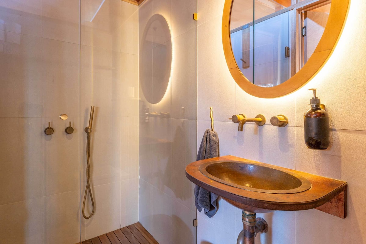 Villa Deluxe - 2 queensize-sÀngar - utsikt mot trÀdgÄrden - trÀdgÄrd | Badrum | Dusch, regndusch, gratis toalettartiklar och hÄrtork