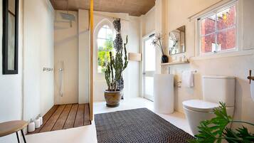 Romantic House, 2 Bedrooms, Garden View | Bathroom | Shower, rainfall showerhead, free toiletries, hair dryer