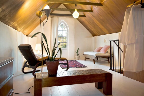 Romantic House, 2 Bedrooms, Garden View | Living area | 43-inch flat-screen TV with cable channels, TV, Netflix - be&be (Castlemaine)