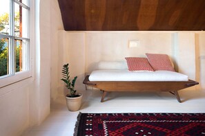 Romantic House, 2 Bedrooms, Garden View | Living area | 43-inch flat-screen TV with cable channels, TV, Netflix - be&be (Castlemaine)