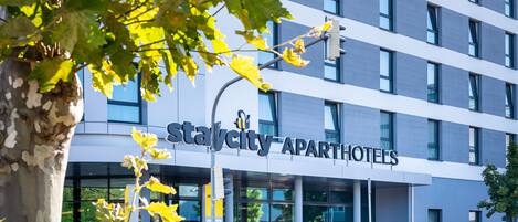 Un immeuble moderne sur lequel on peut lire l’inscription « Stalcity Apartments ».