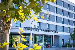 Um edifício moderno com uma placa que diz 'Stalcity Apartments'.