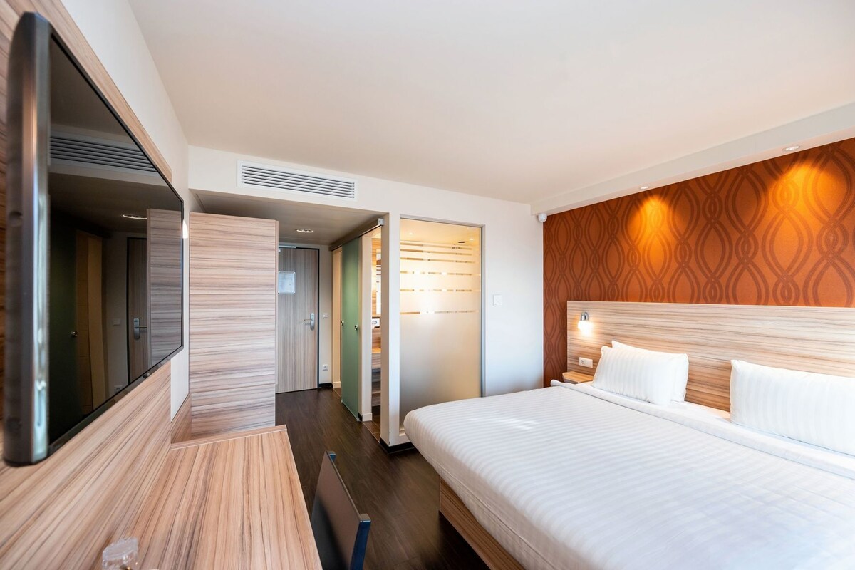 Zimmersafe, Schreibtisch, schallisolierte Zimmer, Bügeleisen/Bügelbrett