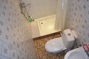 Shower, free toiletries, hair dryer, towels - Serik & Geora Guesthouse (Sevan)