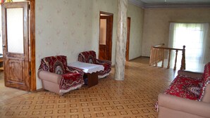 Lobby sitting area - Serik & Geora Guesthouse (Sevan)