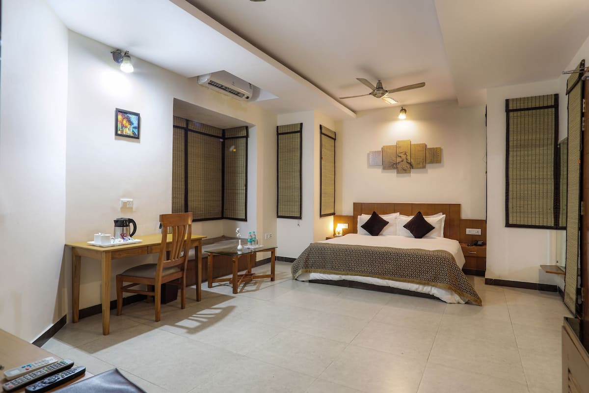 Whirlpool Suite | 1 bilik tidur, meja, cadar katil