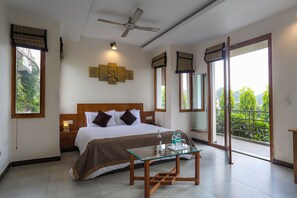 Whirlpool Suite | 1 bedroom, desk, bed sheets