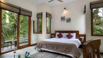 1 habitación, escritorio y ropa de cama