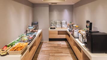 Daily buffet breakfast (JPY 1350 per person)