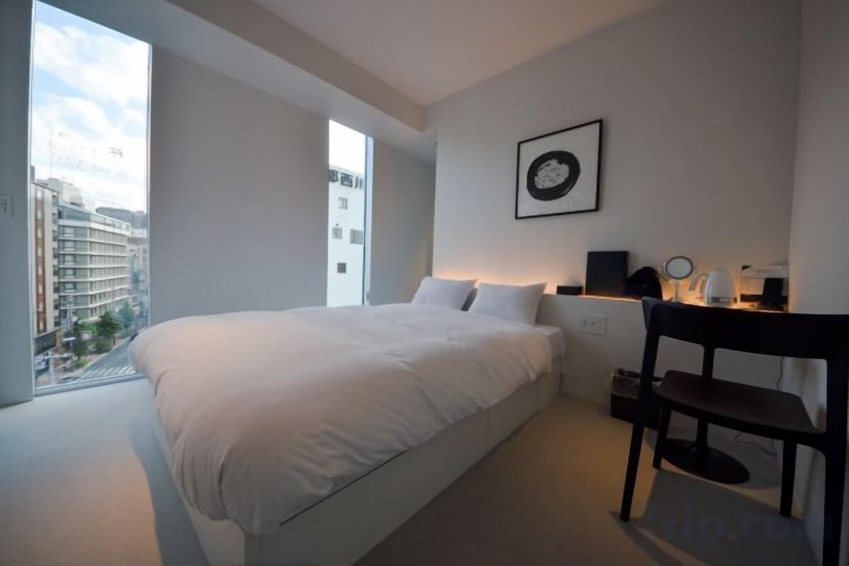 Caja fuerte, tabla de planchar con plancha, wifi gratis y ropa de cama