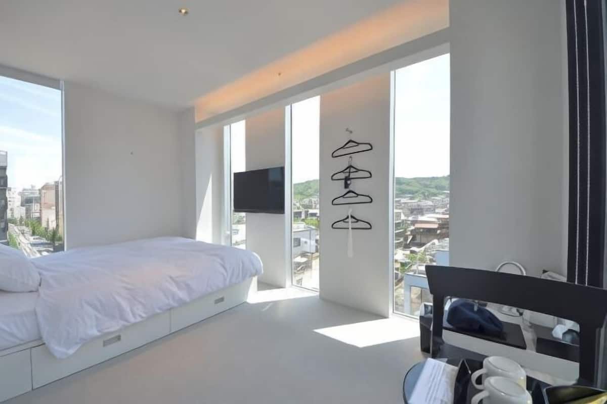 Caja de seguridad en la habitación y tabla de planchar con plancha
