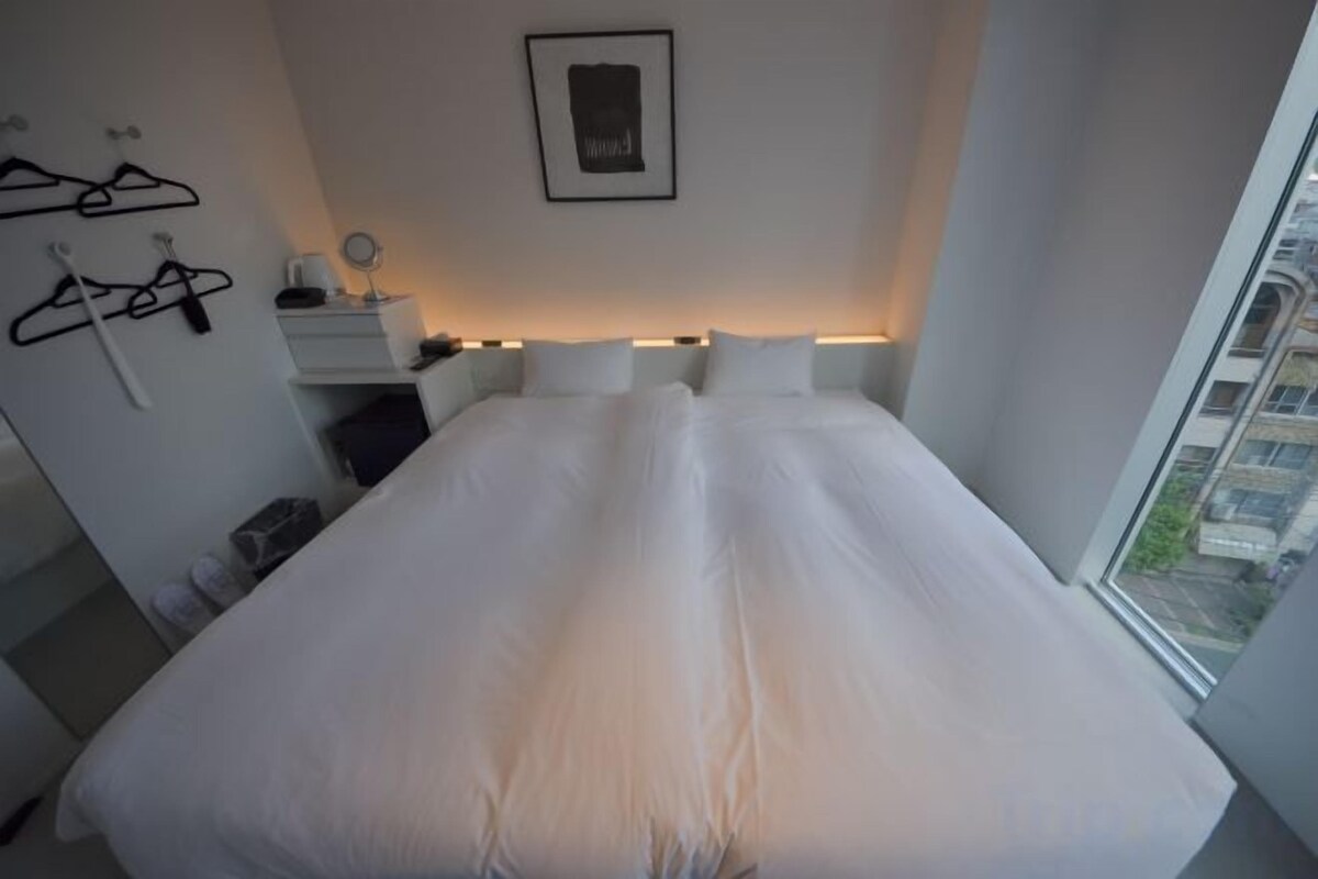Caja fuerte, tabla de planchar con plancha, wifi gratis y ropa de cama
