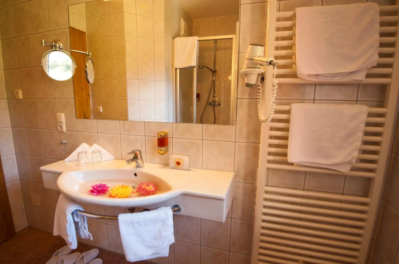 shower, free toiletries, bathrobes, towels