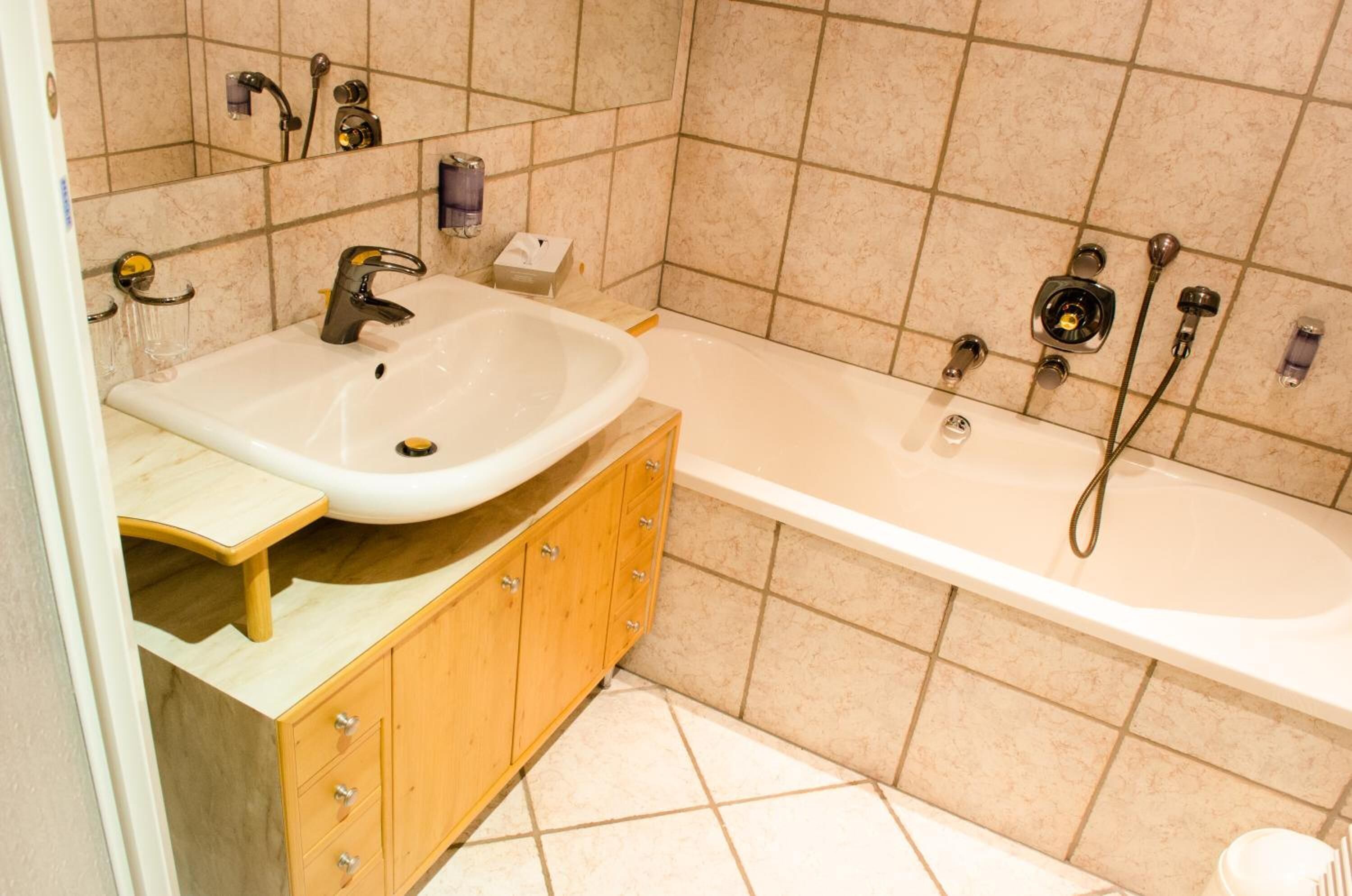 shower, free toiletries, bathrobes, towels