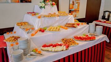 Free daily buffet breakfast