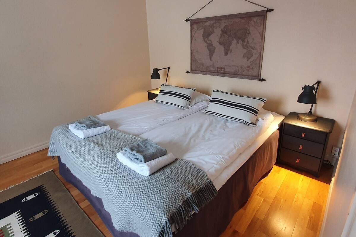 Habitación doble (Private WC shared shower) | Cortinas blackout y ropa de cama