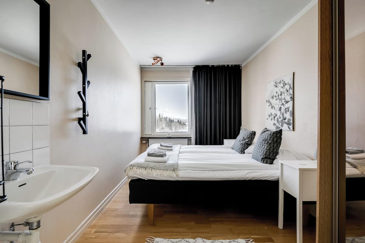 1 bedroom, blackout curtains, bed sheets