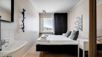 더블룸 또는 트윈룸, 공용 욕실 | 1 개의 침실, 암막 커튼, 침대 시트