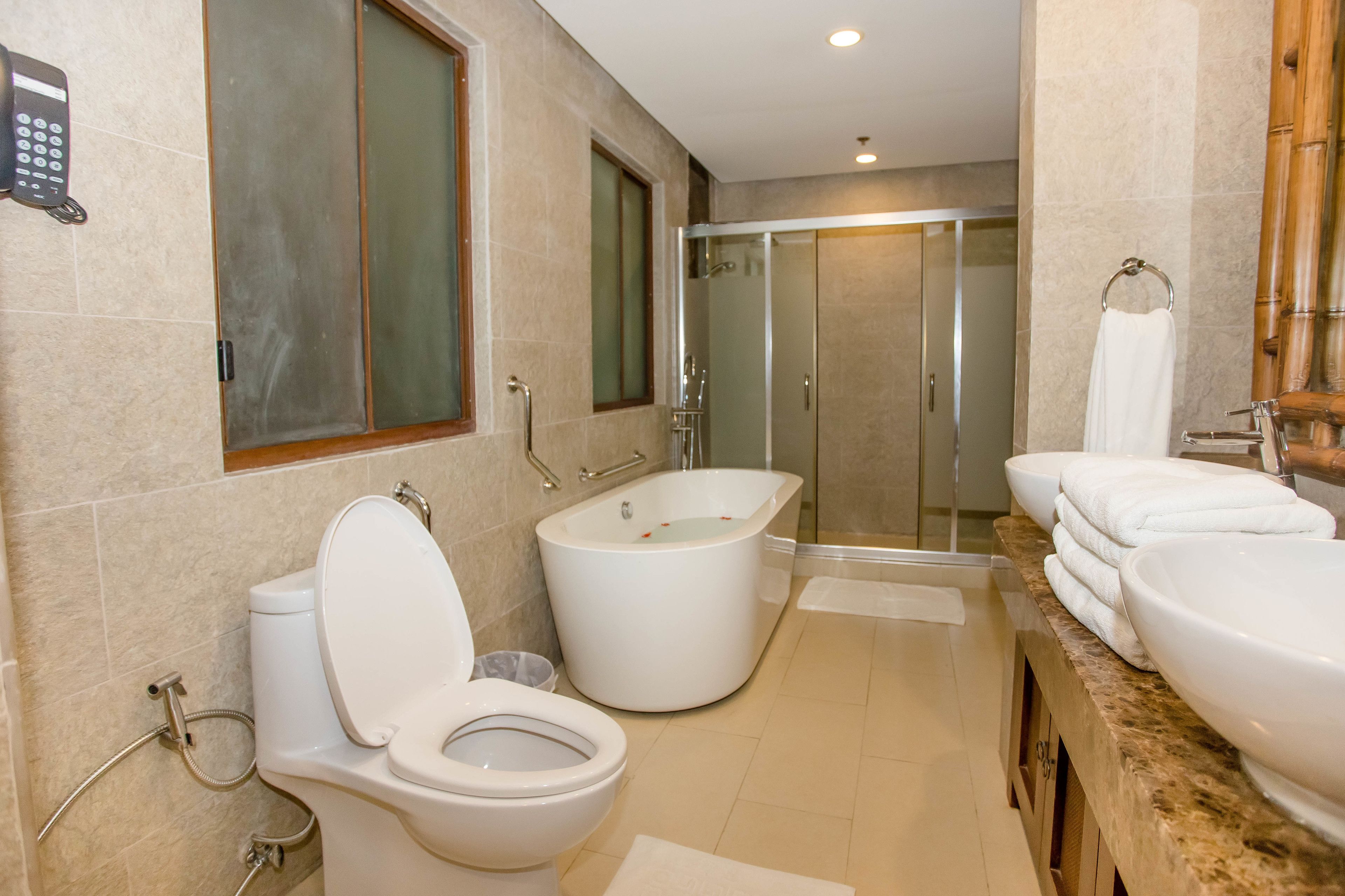 premier suite | bathroom | combined shower/bathtub, free toiletries, hair dryer, bathrobes