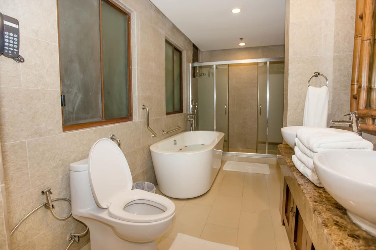 premier suite | bathroom | combined shower/bathtub, free toiletries, hair dryer, bathrobes