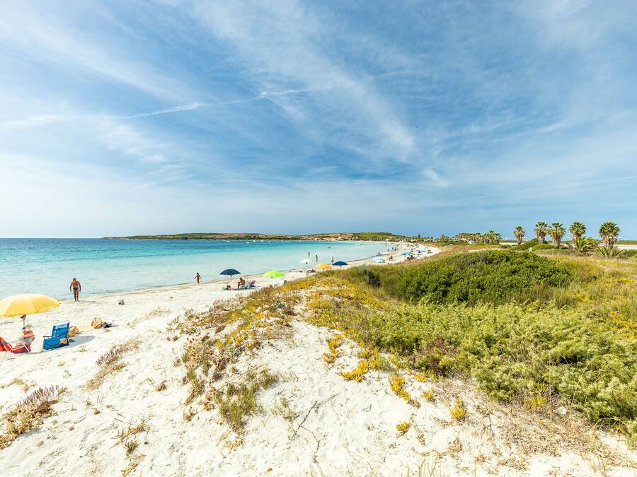 Beach nearby, white sand, beach bar