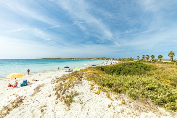 Vlak bij het strand, wit zand, een strandbar