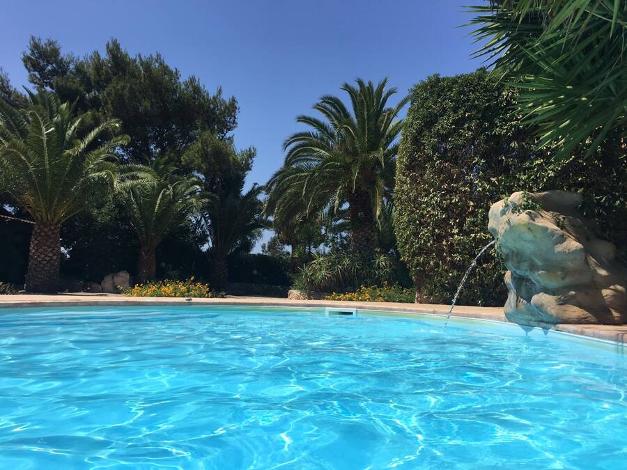 Una piscina al aire libre de temporada