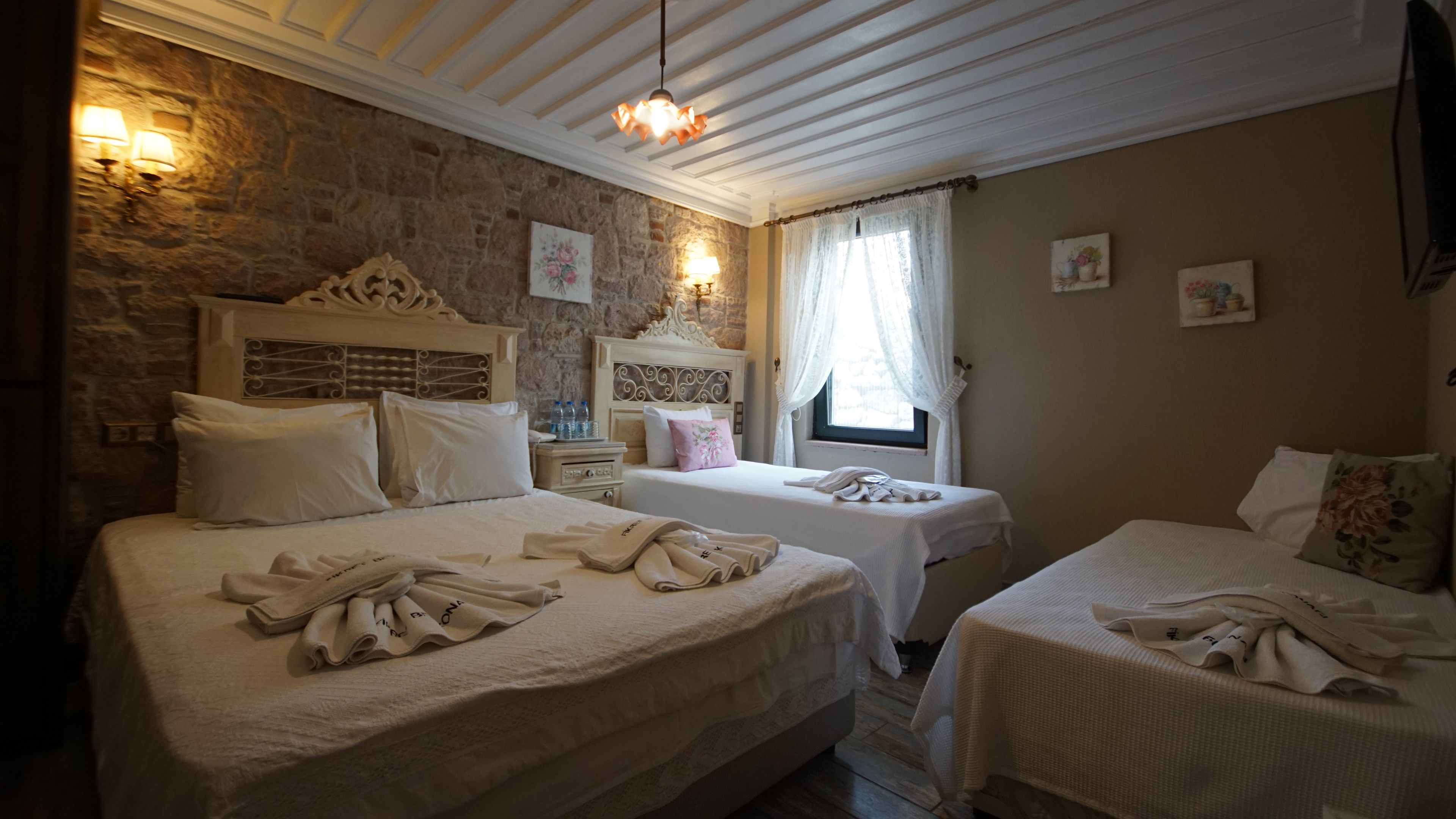 deluxe room, city view | in-room safe, desk, free cots/infant beds, rollaway beds