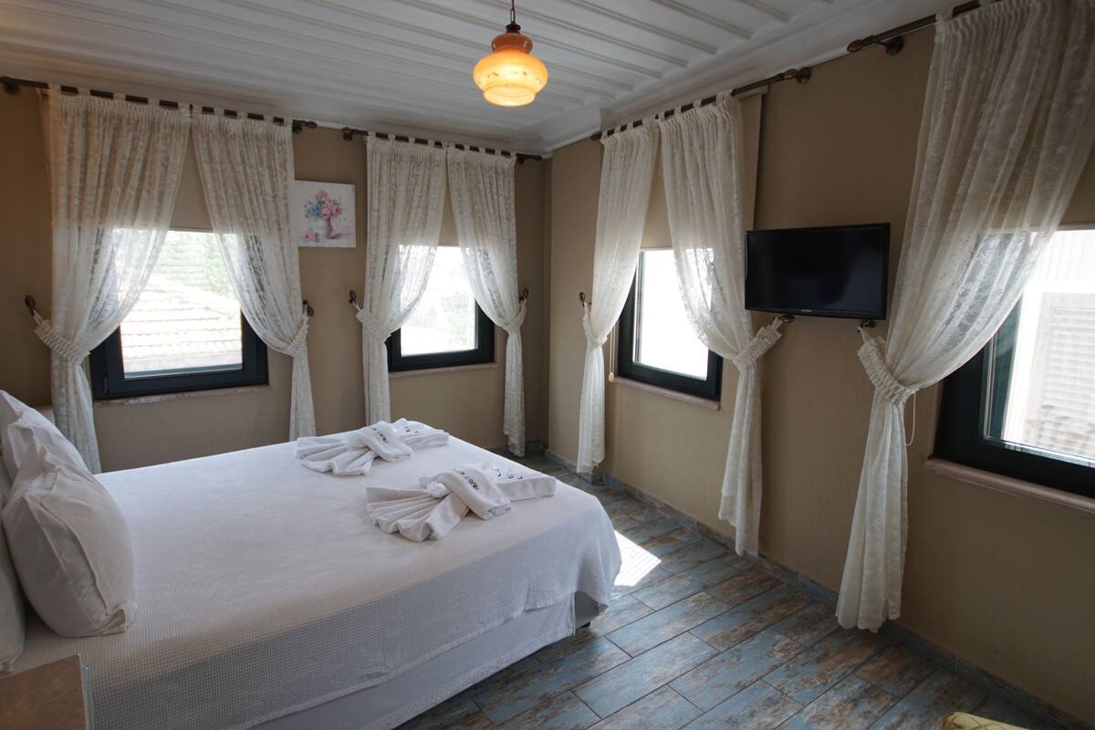 Habitación Deluxe, vistas a la ciudad | Caja fuerte, escritorio, cunas gratuitas y camas supletorias