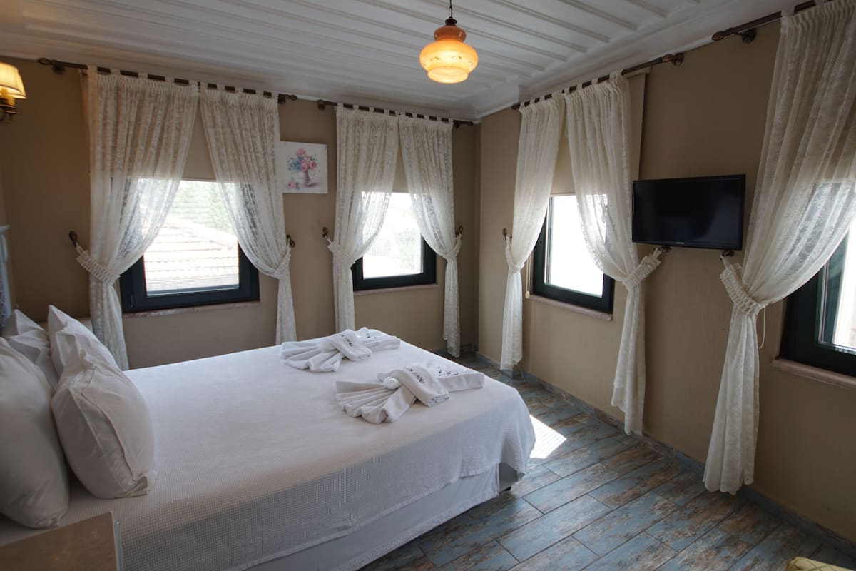 deluxe room, city view | in-room safe, desk, free cots/infant beds, rollaway beds