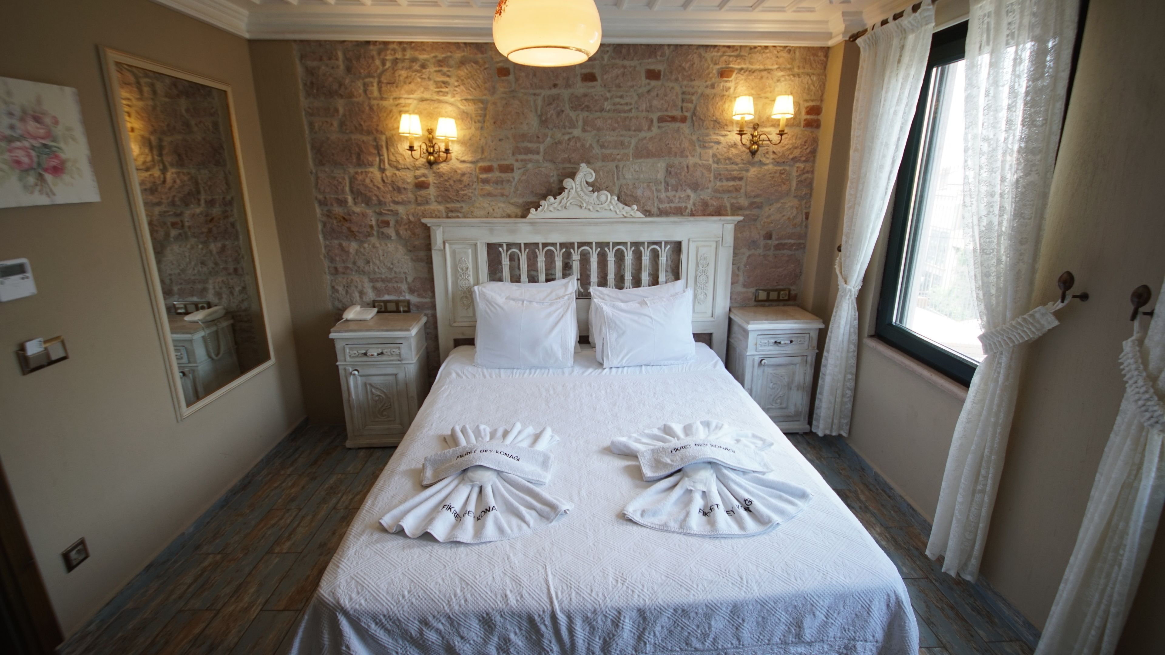 deluxe room, city view | in-room safe, desk, free cots/infant beds, rollaway beds