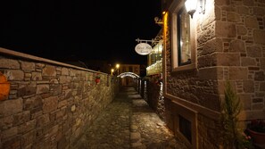 Fachada de la propiedad por la tarde o noche