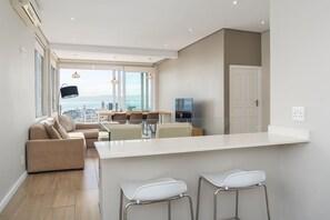 Departamento Confort, 2 habitaciones, vista a la ciudad | Área de sala de estar | Televisión de pantalla plana 