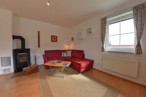 Appartement (1 & 3 House 33a) | Salle de séjour | Téléviseur à écran plat, foyer