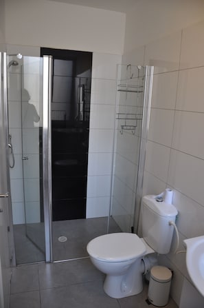Apartament, 1 dormitori | Bany | Dutxa, assecador de cabells i tovalloles 