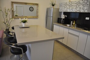 Appartement, 2 chambres | Restauration dans la chambre